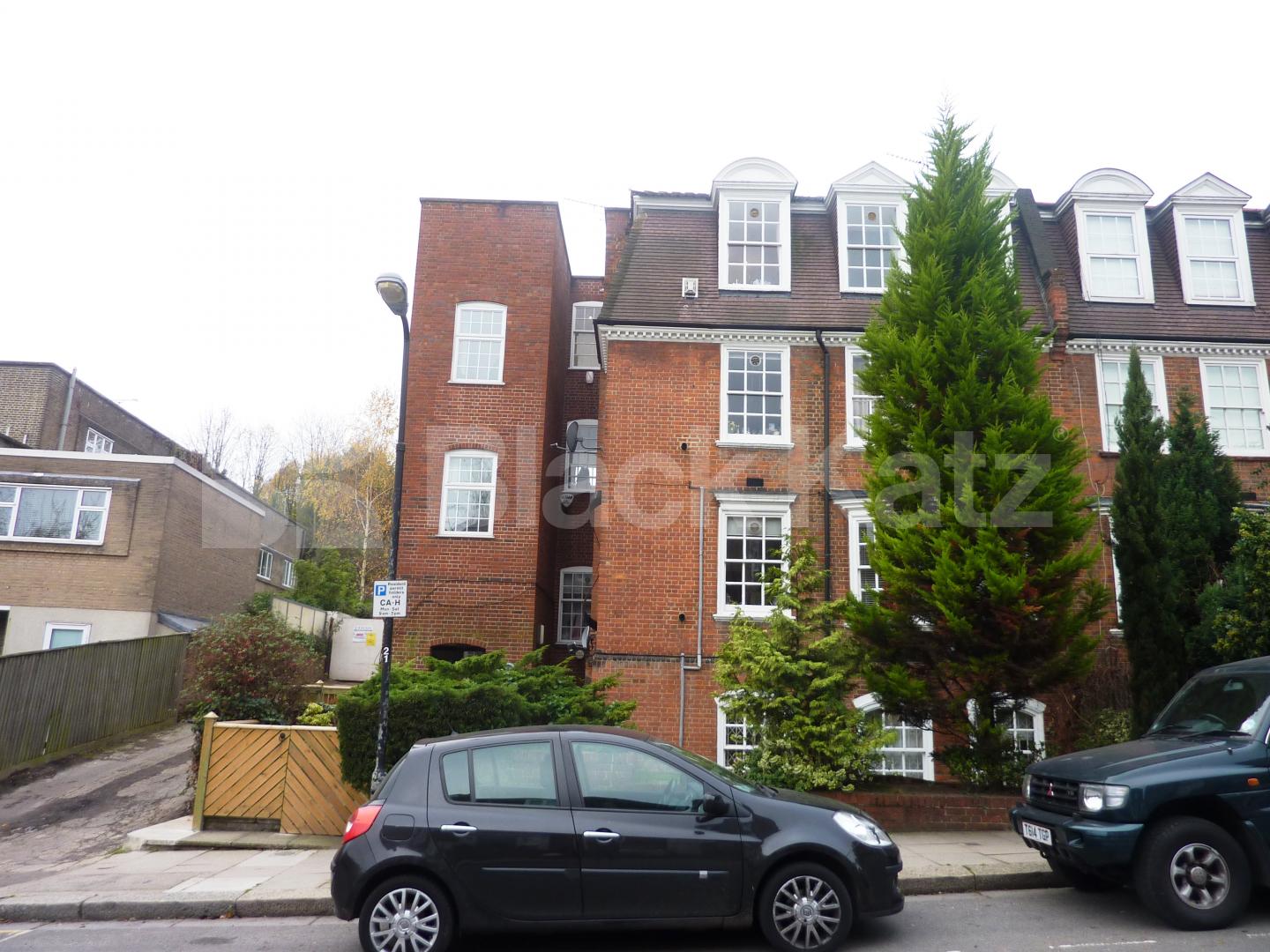 			LARGE 3 BED WITH MEZZANINE LEVEL!, 3 Bedroom, 1 bath, 1 reception Flat			 Frognal, HAMPSTEAD-FROGNAL